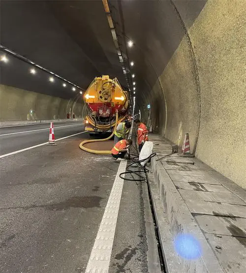 梁溪隧道排水渠清淤